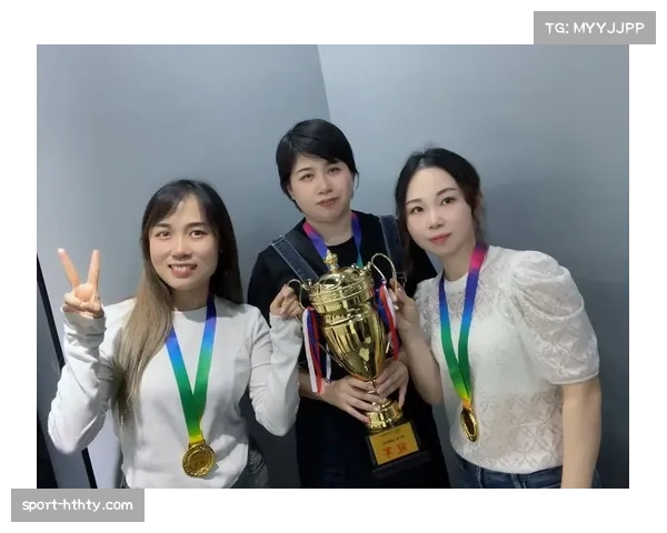 莱巴金娜利雅得夺冠后与团队合影,奖杯映衬喜悦笑容 莱巴金娜利雅得夺冠后与团队合影,奖杯映衬喜悦笑容