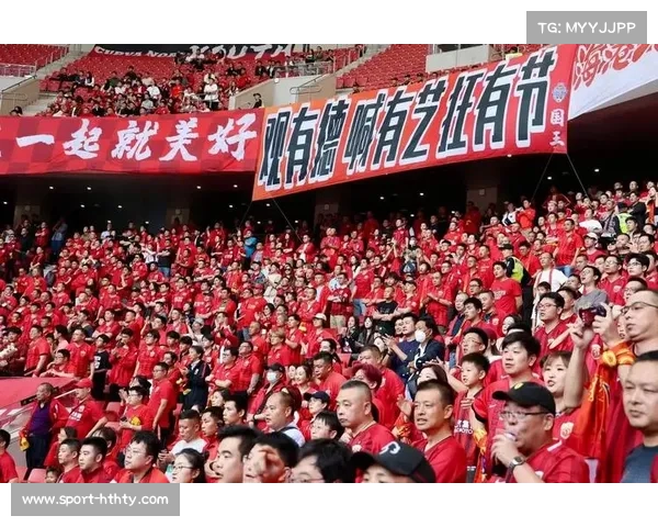 特写：大雨中，沧州雄狮队长坚持踢满全场并向远征球迷致谢